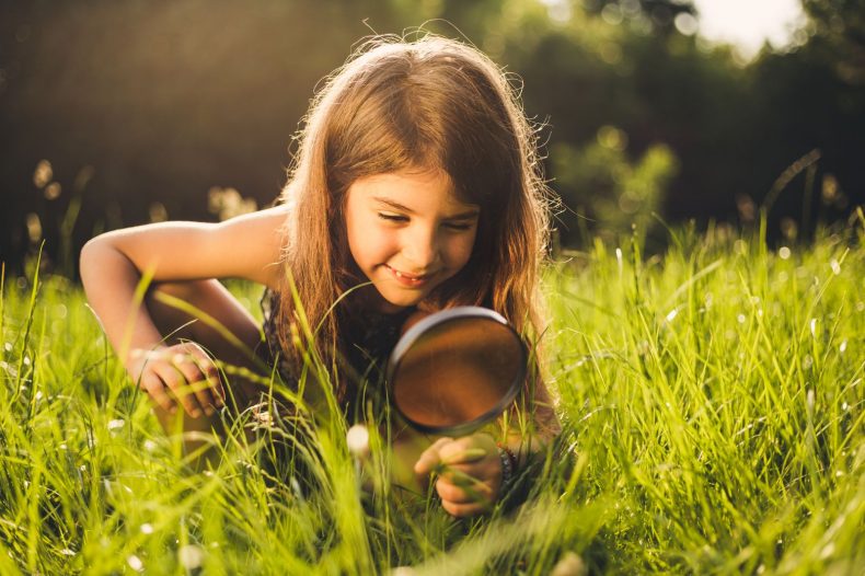O contato com a natureza oferece diversos estímulos para que as crianças explorem e conheçam o mundo ao seu redor. Foto: Getty Images.