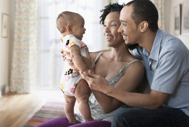 Contato físico, amor e equilíbrio na casa podem ajudar seu filho futuramente. Fonte: Getty Images.