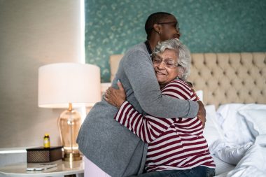 Tanto a pessoa com Alzheimer quanto o cuidador precisam de ajuda. Foto: Getty Images.