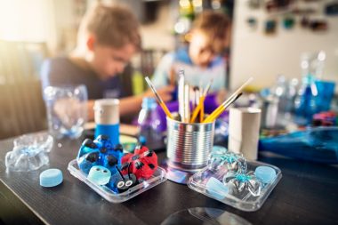 Junte toda a família e crie objetos funcionais e artísticos com materiais recicláveis. Foto: Getty Images.