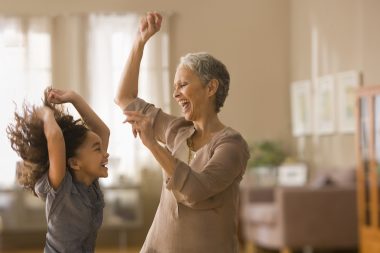 Algumas músicas têm o poder de alegrar pessoas de diferentes idades. Foto: Getty Images.