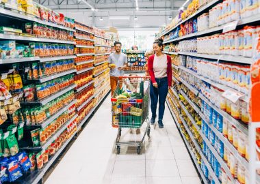 Você pode garantir boa qualidade dos alimentos que a sua família consome enquanto economiza na cesta básica. Foto: Getty Images.