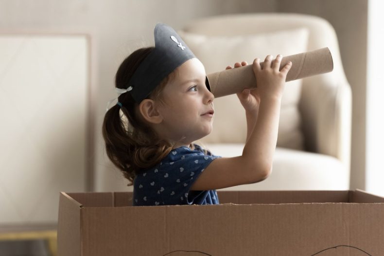 Materiais recicláveis podem ser muito úteis na hora de improvisar uma fantasia. Foto: Getty Images.