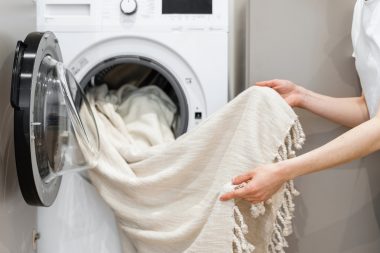 Crie uma rotina para lavar frequentemente tapetes, cortinas e almofadas. Foto: Getty Images.