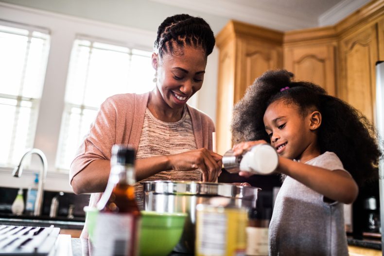 Alguns utensílios podem reduzir o tempo que você passa na cozinha, além de tornar a tarefa de cozinhar muito agradável. Foto: Getty Images.