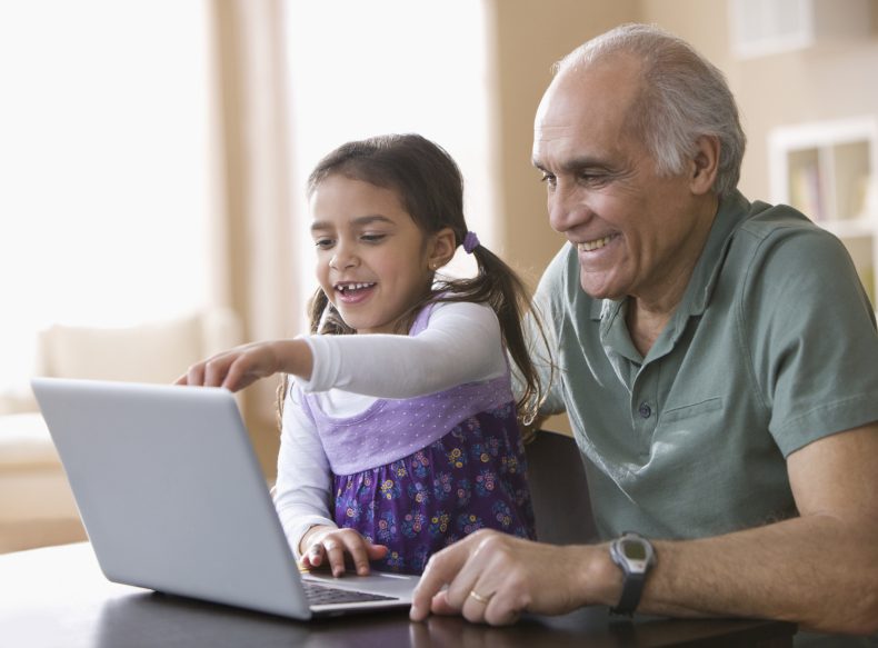 Todos da família devem estar cientes dos riscos da exposição de dados na internet. Foto: Getty Images.