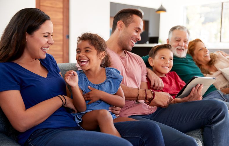 Filmes divertidos: prepare a pipoca e reúna a família no sofá. Foto: Getty Images.