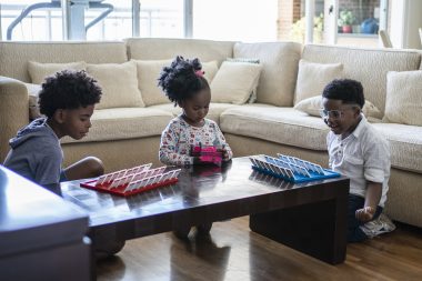 Tempo de tela: quanto menos conectados, melhor o desempenho escolar. Foto: Getty Images.