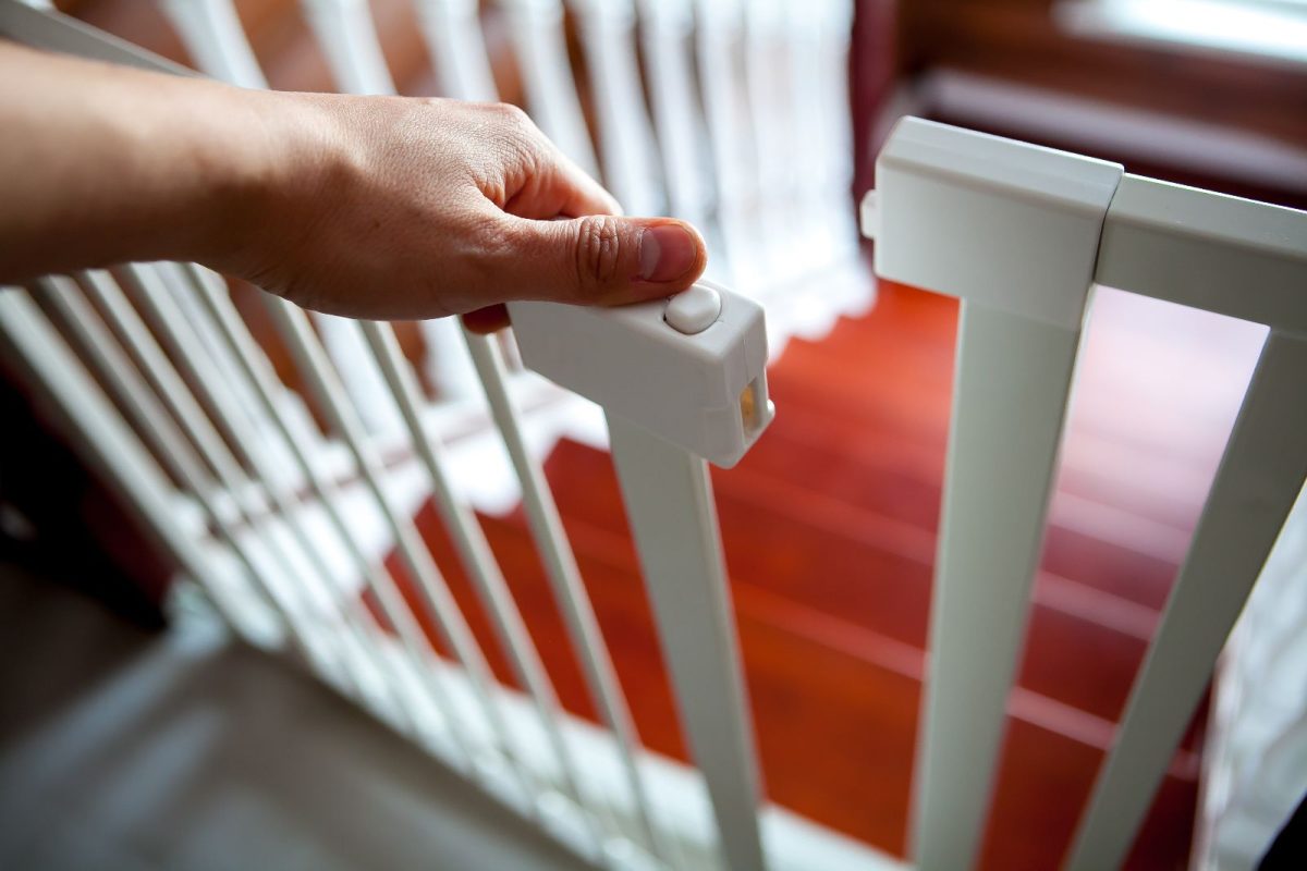 Instale grades ou redes de proteção em janelas, sacadas, mezaninos e escadas. Foto: Getty Images.