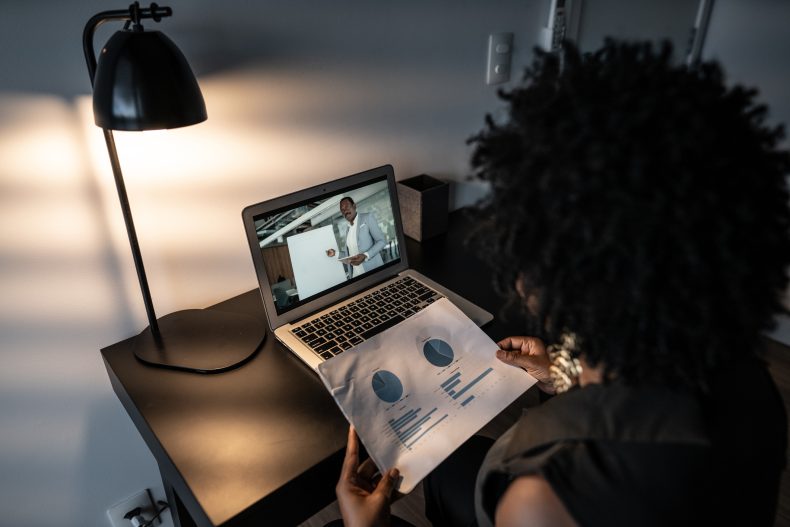 Cursos online: mantenha-se atualizado sobre áreas fundamentais para a gestão da empresa. Foto: Getty Images.