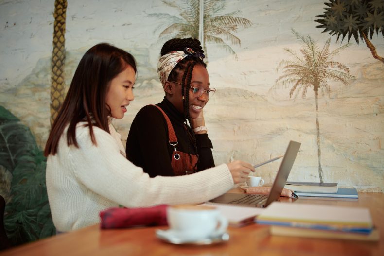 Existem várias modalidades de intercâmbio disponíveis para estudantes e profissionais que desejam viver uma experiência internacional. Foto: Getty Images.