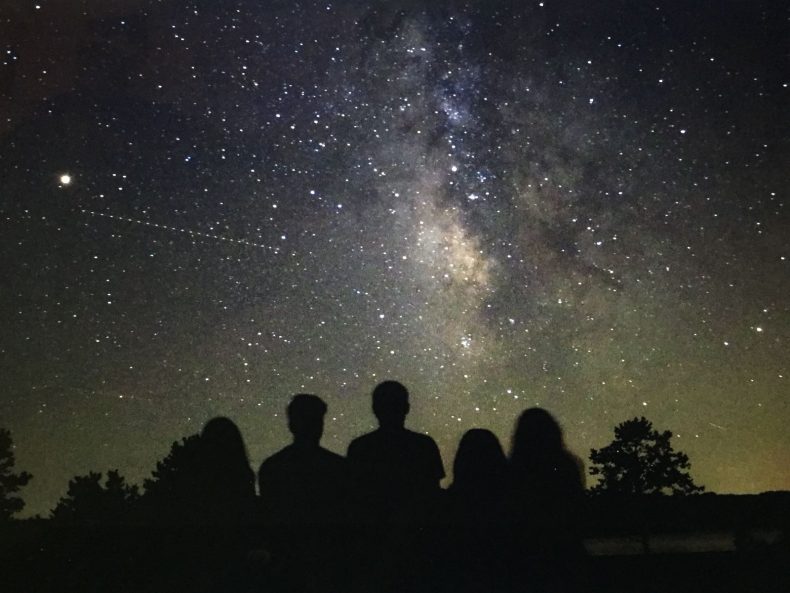 Observação dos astros à noite pode ser uma experiência muito enriquecedora. Foto: Getty Images.