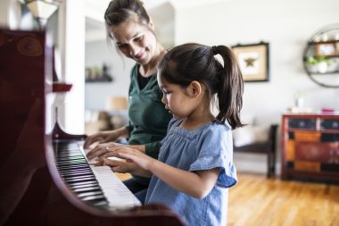 O contato com a música traz inúmeros benefícios para a criança. Foto: Getty Images.