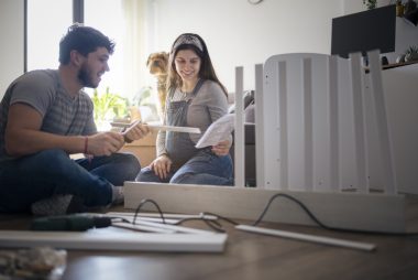 O bebê vai nascer e você precisa checar se a casa está segura. Foto: Getty Images.