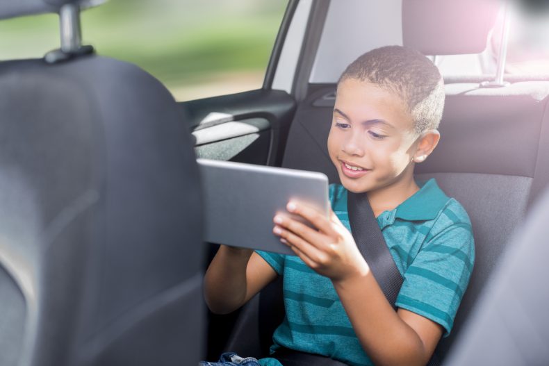 Apps podem ajudar a distrair as crianças durante viagens longas. Foto: Getty Images.