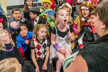 Festa infantil: você não precisa gastar muito para organizar uma em casa. Foto: Getty Images.