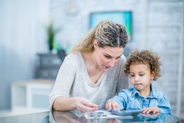 Quanto mais cedo você começar a planejar o futuro do seu filho, mais chances de atingir seus objetivos. Foto: Getty Images.