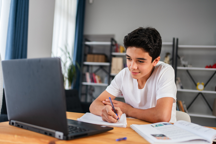 Programação pode ajudar seu filho a adquirir noções de lógica. Foto: Getty Images.