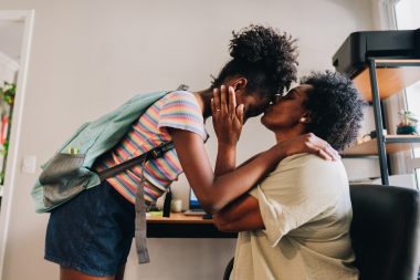 Mudar de escola é um processo que requer apoio da família. Getty Images.