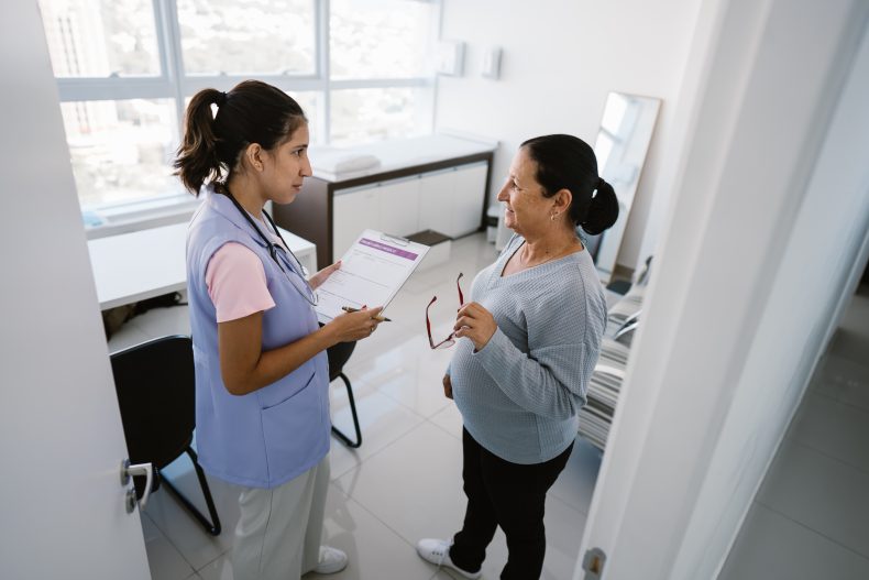 Menopausa: a recomendação é que, aos primeiros sinais, a mulher procure uma avaliação médica. Foto: Getty Images.