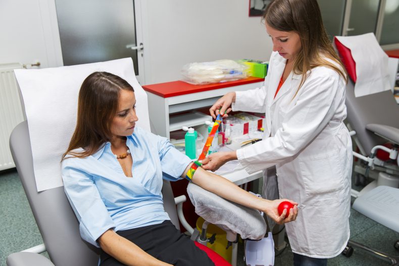 Ser um doador de sangue não custa nada, mas ajuda muita gente. Foto: Getty Images.