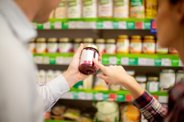 Confira sempre a validade dos alimentos antes de comprar. Foto: Getty Images.