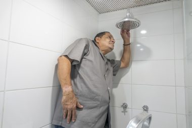 O chuveiro a gás permite uma vazão maior de água e banhos mais quentinhos. Foto: Getty Images.