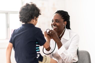 Pais devem consultar o pediatra antes de encaminhar para um médico especialista. Foto: Getty Images.