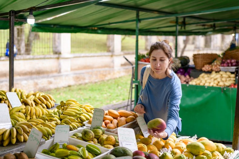 Aprenda a escolher frutas com dicas básicas. Foto: Getty Images.