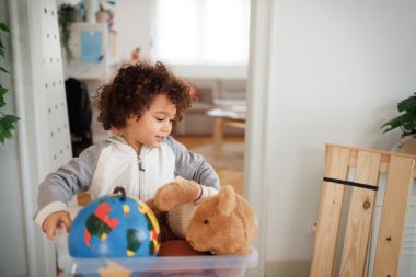 Doar brinquedos pode preparar a criança para o futuro. Foto: Getty Images.