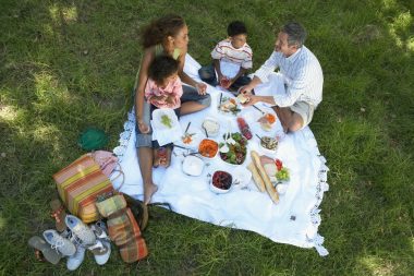 As crianças vão adorar um piquenique no quintal de casa! Foto: Getty Images.