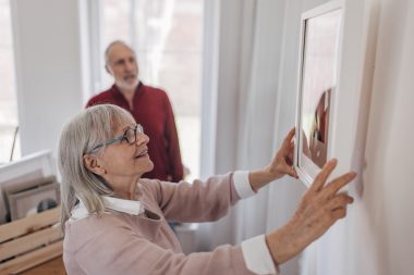 Antes de pendurar os quadros, você deve separar as ferramentas necessárias. Foto: Getty Images.