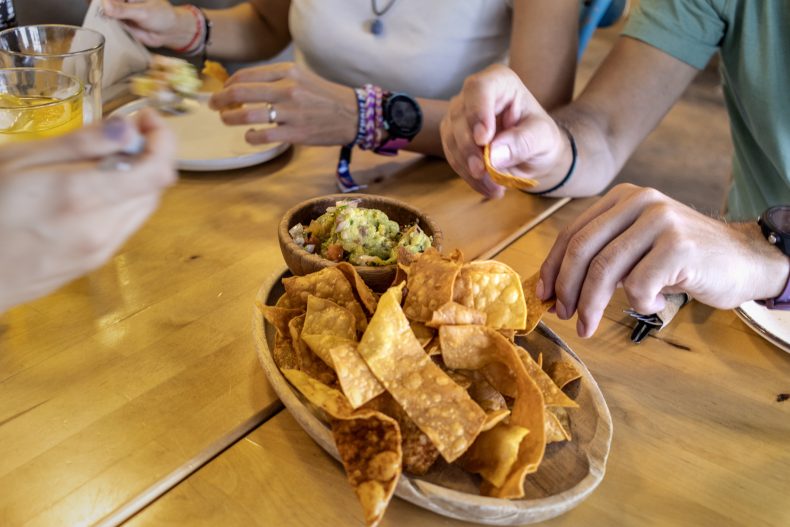 Com alguns ingredientes básicos, é possível montar aperitivos rápidos e saborosos. Foto: Getty Images.