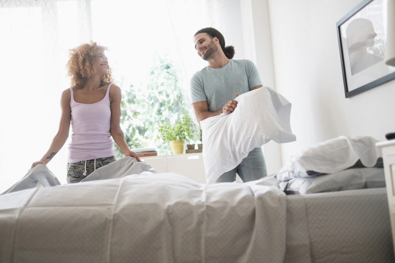 Uma roupa de cama de qualidade pode fazer toda a diferença. Foto: Getty Images.