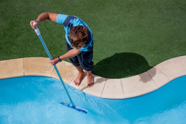 Uma piscina exige manutenção constante para garantir a qualidade da água e a segurança. Foto: Getty Images.