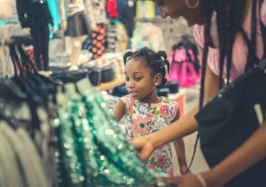 Roupas e calçados infantis: dá para economizar sem perder o estilo. Foto: Getty Images.