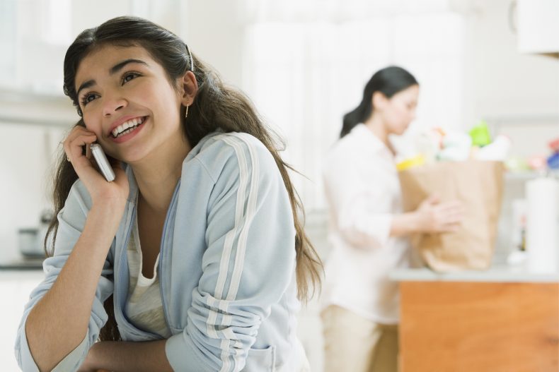 Dá para reduzir a conta do celular sem abrir mão da comunicação e da conectividade. Foto: Getty Images.