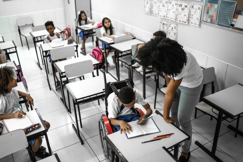 É essencial ler atentamente o contrato e entender todas as regras e políticas relacionadas à mensalidade escolar antes de matricular o aluno. Foto: Getty Images.