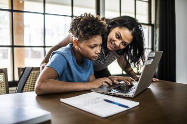 Descobrir se o seu filho está usando a inteligência artificial (IA) para fazer a lição de casa pode ser um desafio necessário. Foto: Getty Images.