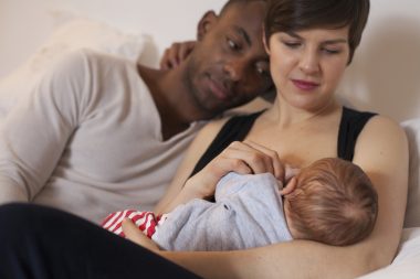 Bebês devem, quando possível, receber leite materno por, no mínimo, seis meses. Foto: Getty Images.