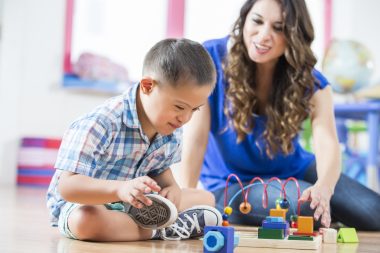 Os brinquedos educativos têm um papel importante no desenvolvimento infantil. Foto: Getty Images.