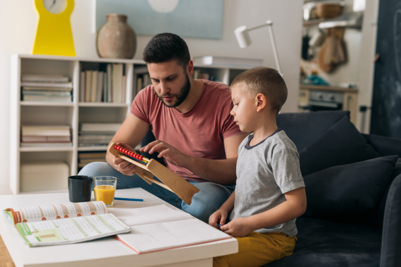 Lição de casa: pais podem ajudar os filhos estabelecendo rotina. Foto: Getty Images.