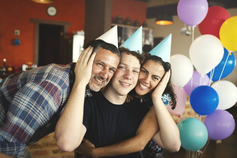 Maioridade: ao fazer 18 anos, os jovens passam a ter novos direitos e obrigações. Foto: Getty Images.