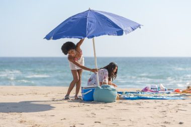 Férias na praia: medidas simples podem ajudar você a ficar dentro do orçamento previsto. Foto: Getty Images.