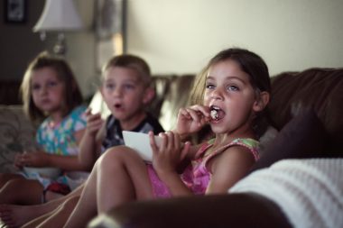 Pais devem monitorar o tempo de tela, ainda que sejam desenhos para crianças. Foto: Getty Images.