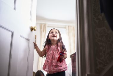 Amigo imaginário pode ser uma brincadeira normal de crianças entre três a sete anos. Foto: Getty Images.