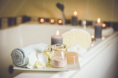 Criar um ambiente de spa em casa ajuda a cuidar do corpo e da mente. Foto: Getty Images.