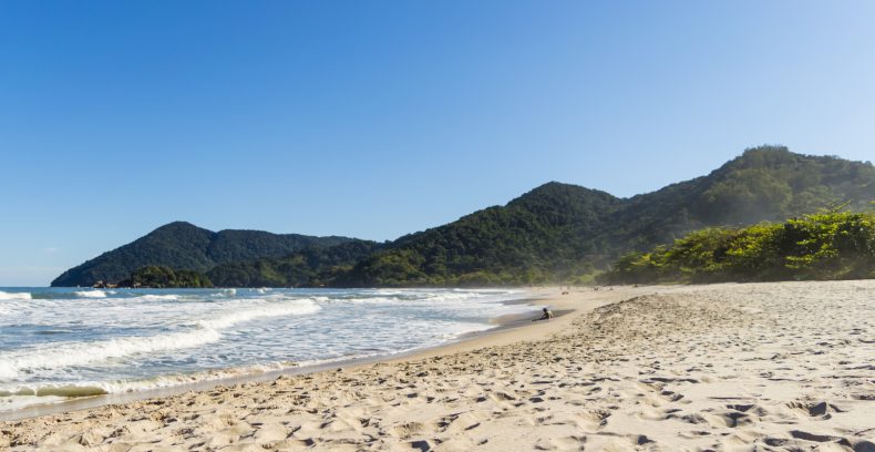 Praias em SP: Prainha Branca, no Guarujá, encanta os visitantes. Foto: Getty Images.