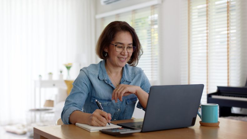 Currículo personalizado pode ajudar a sair na frente na hora de arrumar um emprego. Foto: Getty Images.