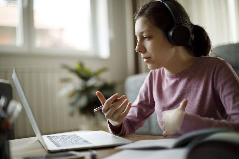 Ensino a distância oferece aos alunos a flexibilidade de estudar em seu próprio ritmo. Foto: Getty Images.